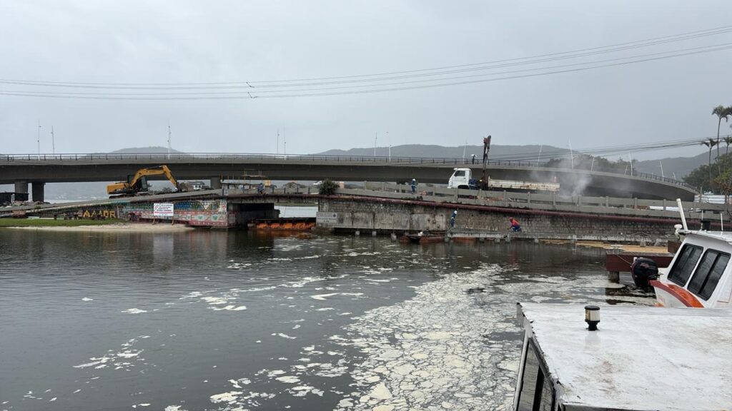 Demolição da antiga ponte da Lagoa da Conceição começa em Florianópolis e interdita canal por até 10 dias