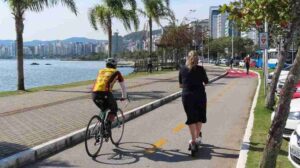 Escola de Pilotagem orienta sobre uso seguro de patinetes elétricos em Florianópolis