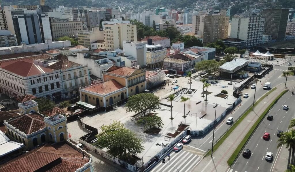 Feira de Empregos no Largo da Alfândega reúne mais de 20 empresas nesta terça-feira; saiba mais