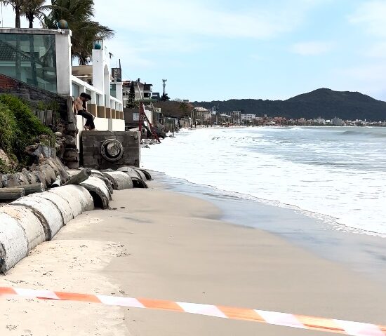 Florianópolis decreta estado de emergência após avanço do mar causar estragos em bairros costeiros