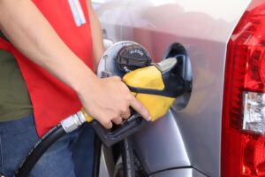 Gasolina tem redução de 4,9% nas distribuidoras a partir desta terça-feira