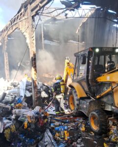 Incêndio atinge galpão com recicláveis e mobiliza bombeiros em Palhoça