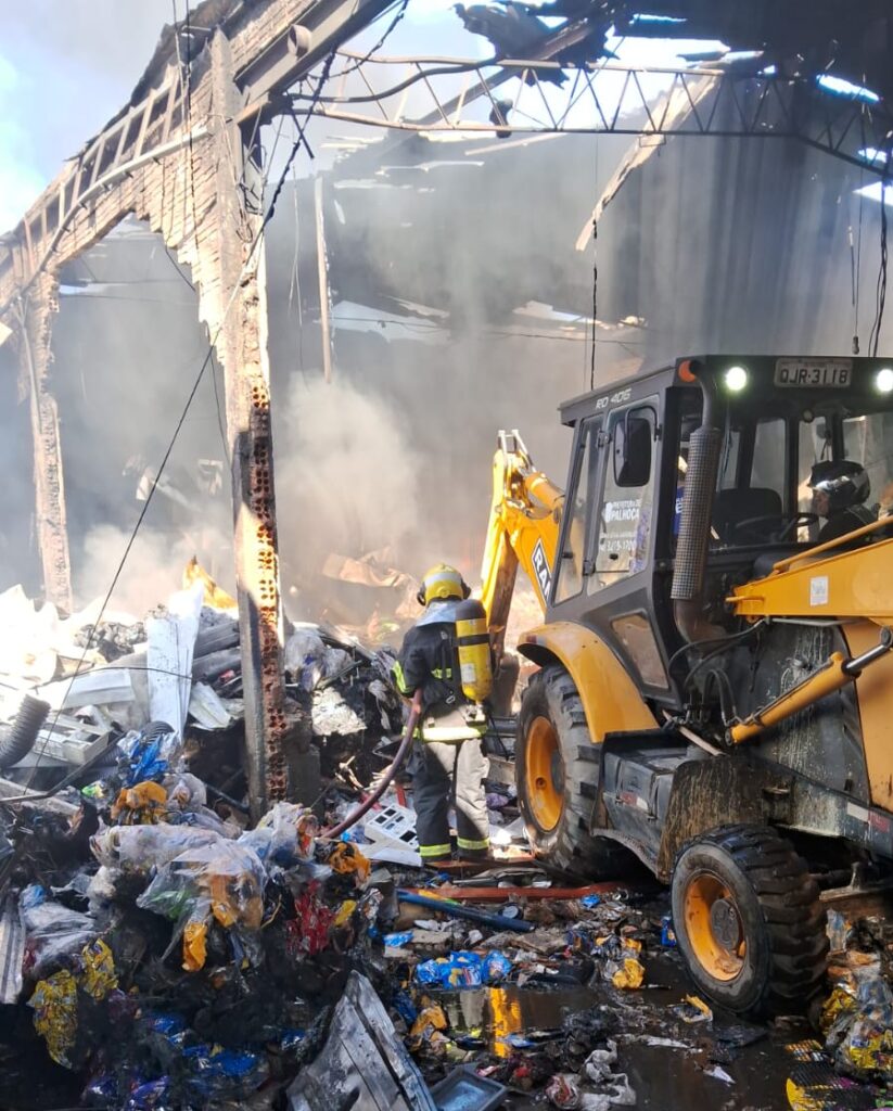 Incêndio atinge galpão com recicláveis e mobiliza bombeiros em Palhoça