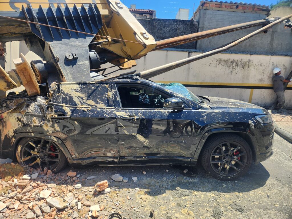 Máquina tomba durante deslizamento no Centro de Florianópolis e atinge duas casas e um carro