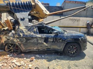 Máquina tomba durante deslizamento no Centro de Florianópolis e atinge duas casas e um carro