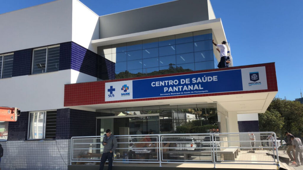 Médica de Florianópolis é investigada por suspeita de fraude em licença saúde após atuar em clínica particular durante afastamento