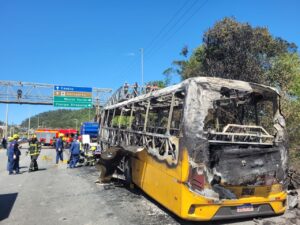 Motociclista morre após colisão com ônibus que pegou fogo na SC-401, em Florianópolis