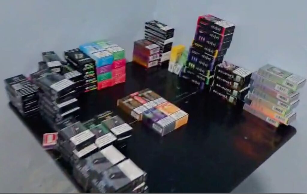 PF prende dupla e apreende 'vapes' em operação contra contrabando em Chapecó