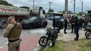 Motociclista morre em colisão com carro no bairro Rio Tavares, em Florianópolis
