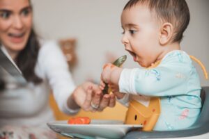 Pesquisa revela que 4 em cada 10 pediatras ainda dão orientações desatualizadas sobre introdução alimentar