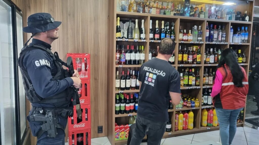 Procon de São José intensifica fiscalização e apreende bebidas irregulares diante de alerta nacional sobre metanol