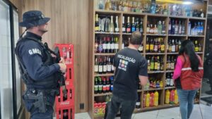 Procon de São José intensifica fiscalização e apreende bebidas irregulares diante de alerta nacional sobre metanol