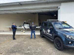 Receita Federal apreende avião com 571 iPhones avaliados em R$ 3 milhões em Santa Catarina