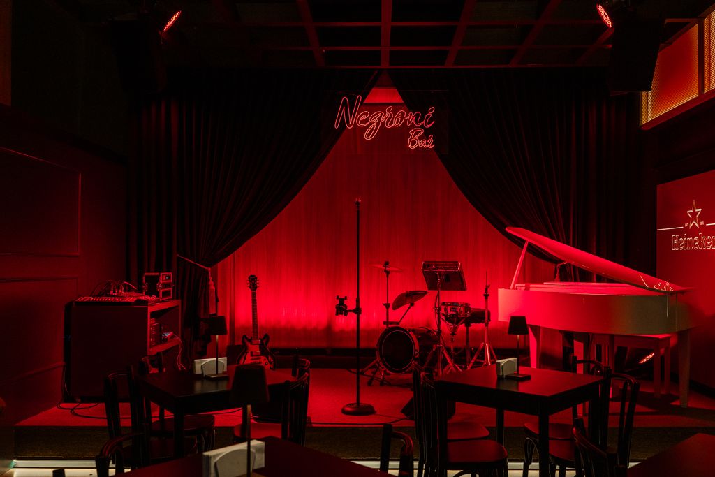 Casa aposta em atmosfera intimista, coquetelaria criativa e shows ao vivo entre 19 e 22 de novembro.