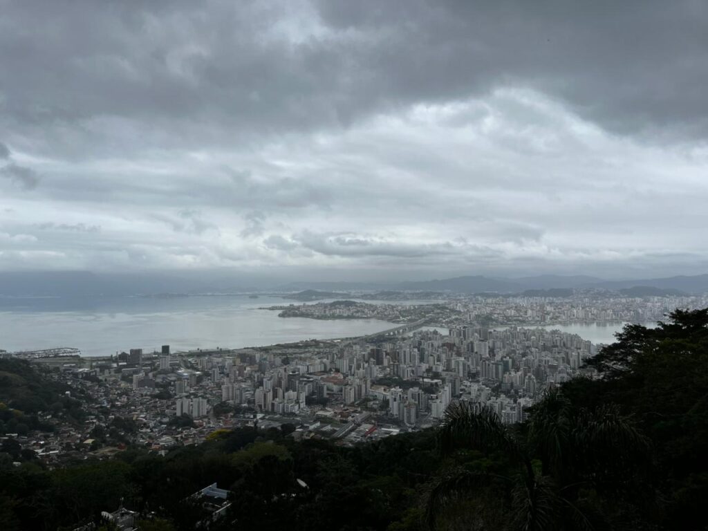 Ciclone extratropical e frente fria provocam temporais e ressaca em Santa Catarina nesta sexta-feira