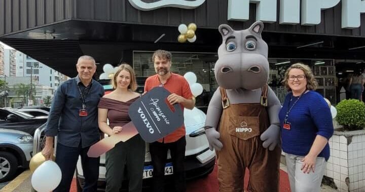 Cliente ganha Volvo EX30 em campanha de 28 anos do Hippo Supermercados