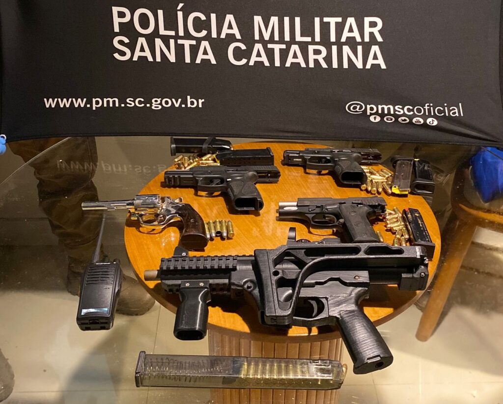 Confronto com a PM no Norte da Ilha deixa quatro mortos e armas apreendidas