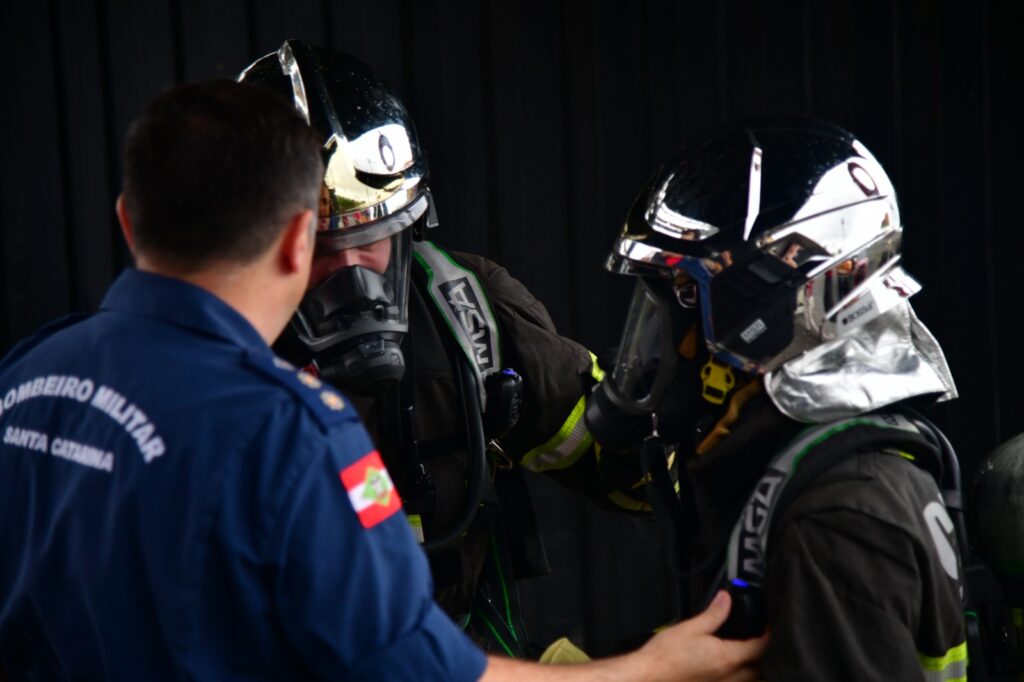 Corpo de Bombeiros usa novas máscaras com sistema de comunicação integrado