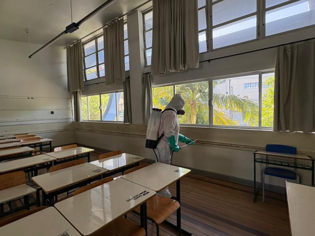 Agentes aplicam DDT no IEE em Florianópolis