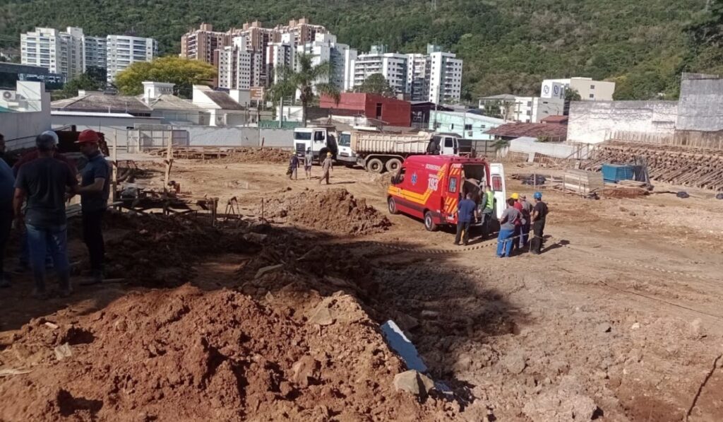 Deslizamento em Florianópolis deixa dois operários soterrados e mobiliza equipes de resgate