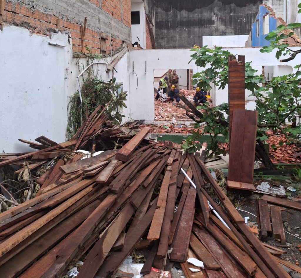 Dois trabalhadores ficam feridos após desabamento durante demolição no Centro de Florianópolis