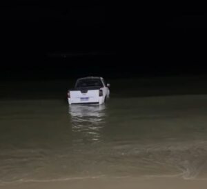 Em alta velocidade, motorista embriagado invade calçadão e acaba dentro da água em Canasvieiras