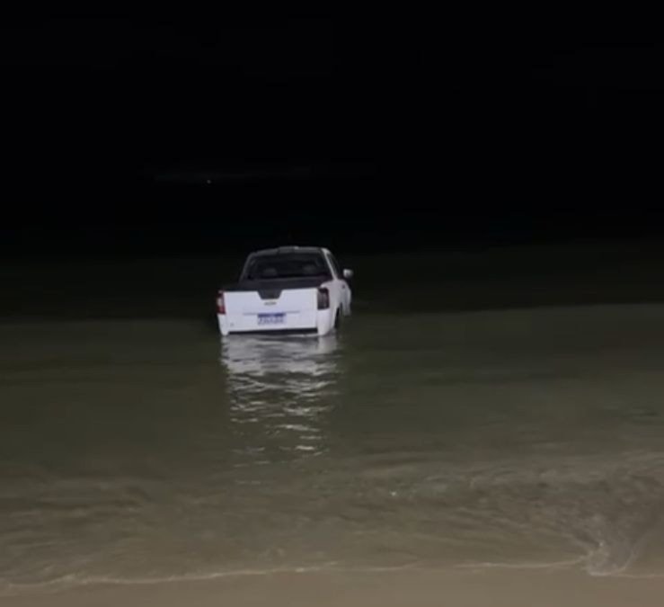 Em alta velocidade, motorista embriagado invade calçadão e acaba dentro da água em Canasvieiras