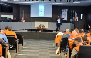 Em evento com defesas civis, Emanuel Soares reforça que o rádio é o canal mais confiável em desastres climáticos