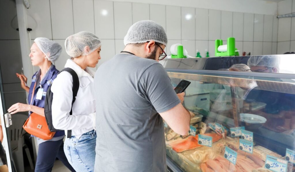 Estabelecimento é fechado e mais de meia tonelada de alimentos irregulares são apreendidos em Florianópolis