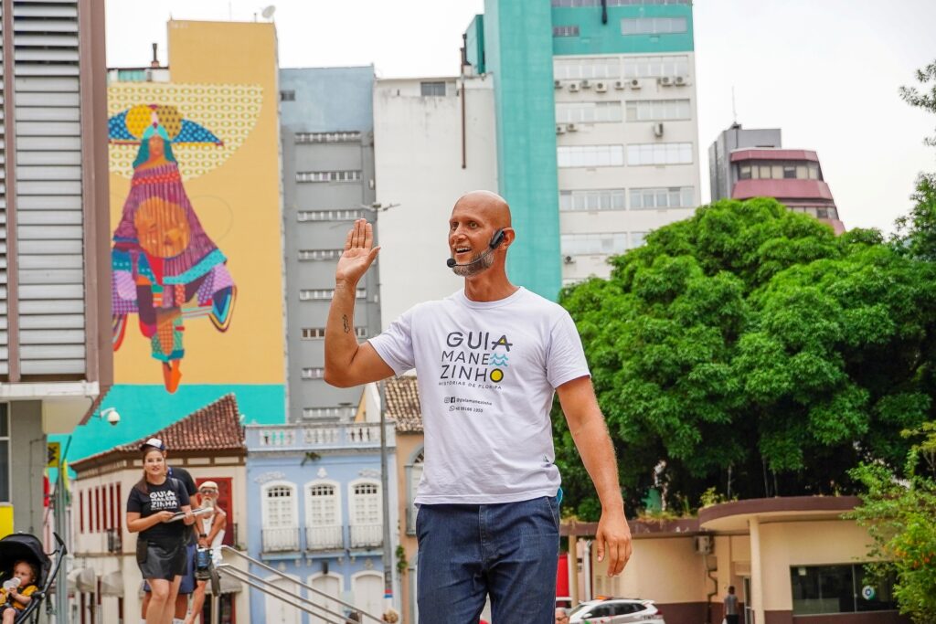 Guia Manezinho é finalista do Prêmio Nacional de Turismo 2025 na categoria Profissional de Destaque