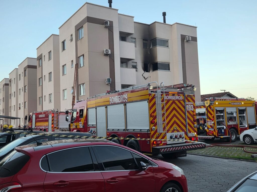 Incêndio atinge apartamento no bairro Aririu, em Palhoça; ninguém ficou ferido