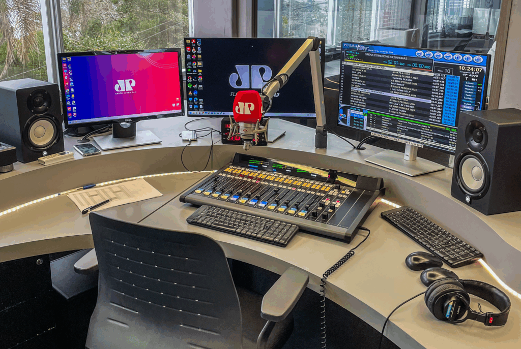 Jovem Pan Floripa celebra aniversário de 28 anos com festa eletrônica de Mochakk no P12, em Jurerê In