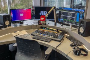 Jovem Pan Floripa celebra aniversário de 28 anos com festa eletrônica de Mochakk no P12, em Jurerê In