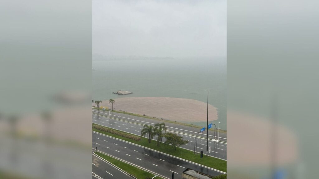 Mancha no mar da Beira-Mar Norte intriga moradores em Florianópolis