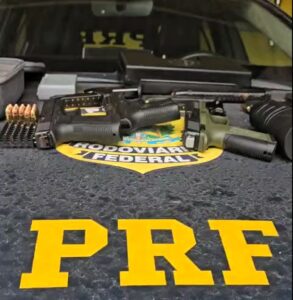 Motorista é preso com três pistolas e mais de 160 munições na BR-101 em Joinville