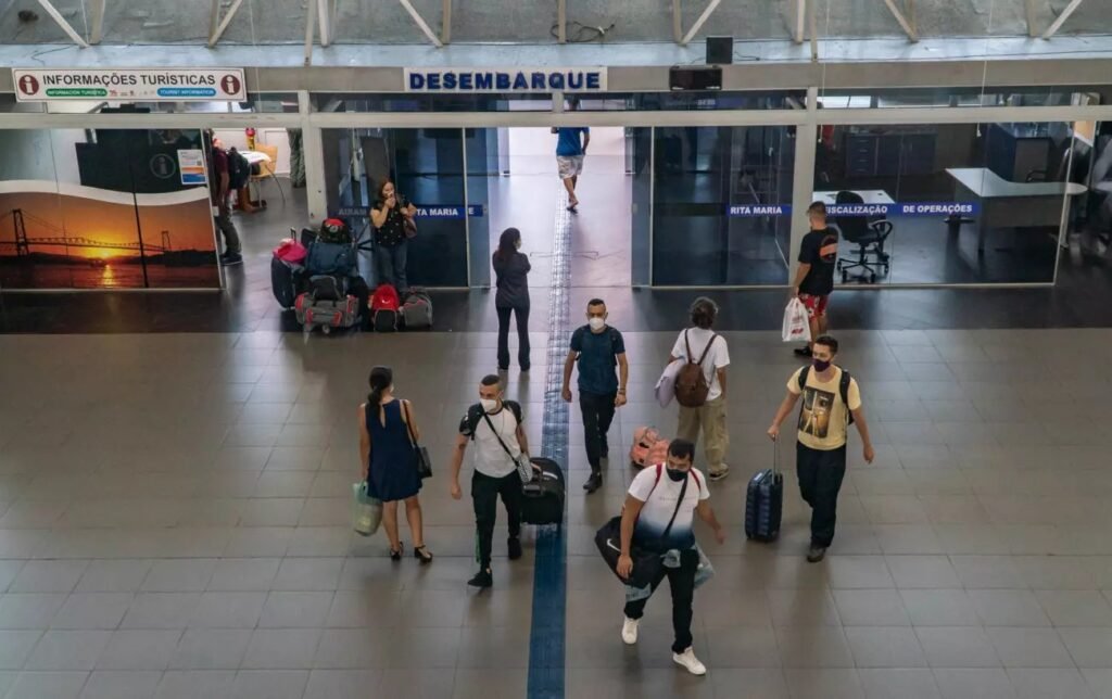 Mulher é impedida de entrar na Rodoviária Rita Maria durante a madrugada e discussão com seguranças viraliza