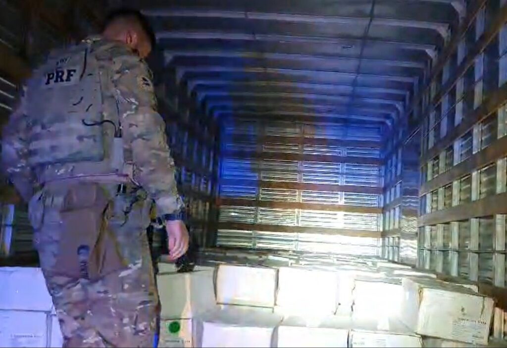 PRF apreende cinco toneladas de camarão argentino contrabandeado e prende três homens no Oeste de SC