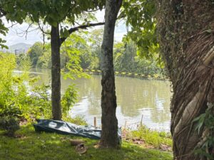 Populares encontram corpo de homem morto boiando no rio Itajaí-Mirim