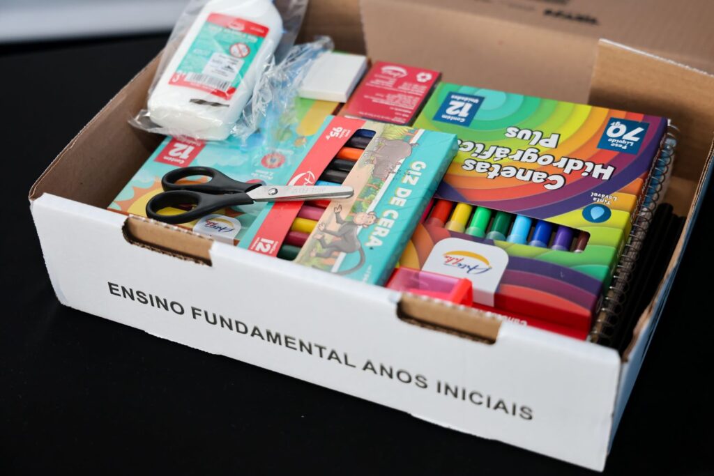 SC vai distribuir kits personalizados de material escolar para todos os alunos da rede estadual até 2026