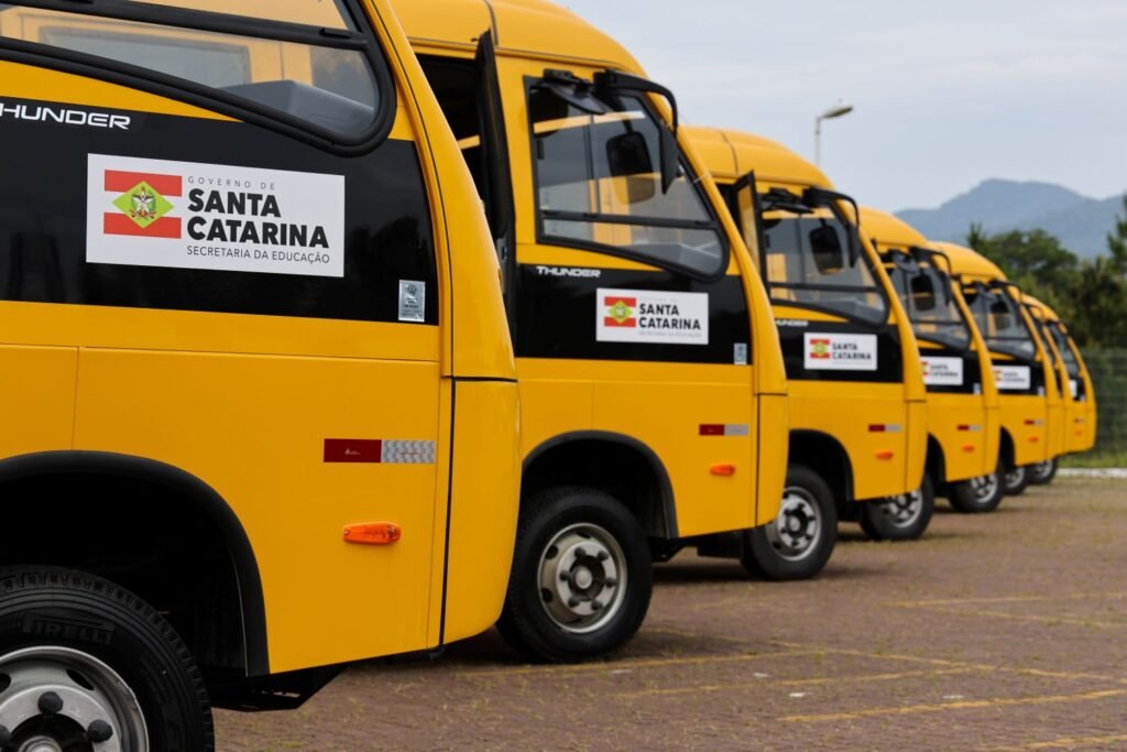 Santa Catarina entrega primeiros 20 ônibus escolares de programa que prevê 100 novos veículos até 2026