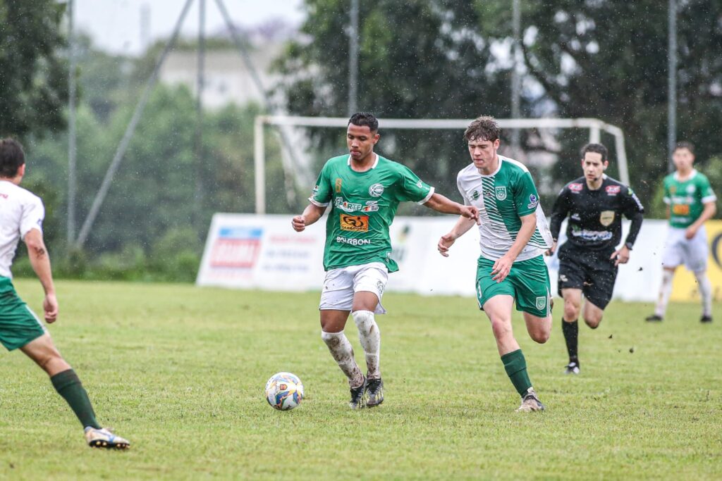 Imagem atual: Jovem manezinho assina seu primeiro contrato profissional de futebol