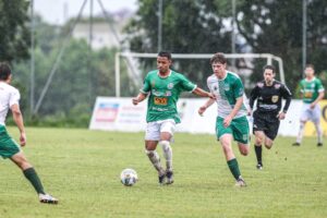 Jovem de Florianópolis assina seu primeiro contrato profissional de futebol