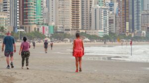Balneário Camboriú reforça proibição à prática de esportes na orla da praia