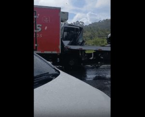 VÍDEO: Acidente entre três caminhões bloqueia BR-101 em Governador Celso Ramos