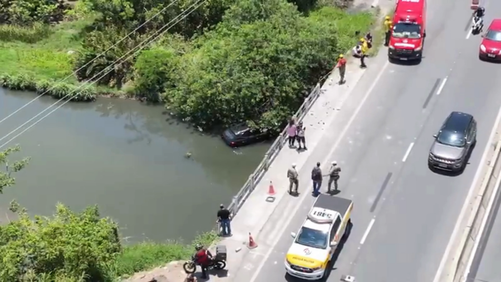 Carro cai em rio Florianópolis