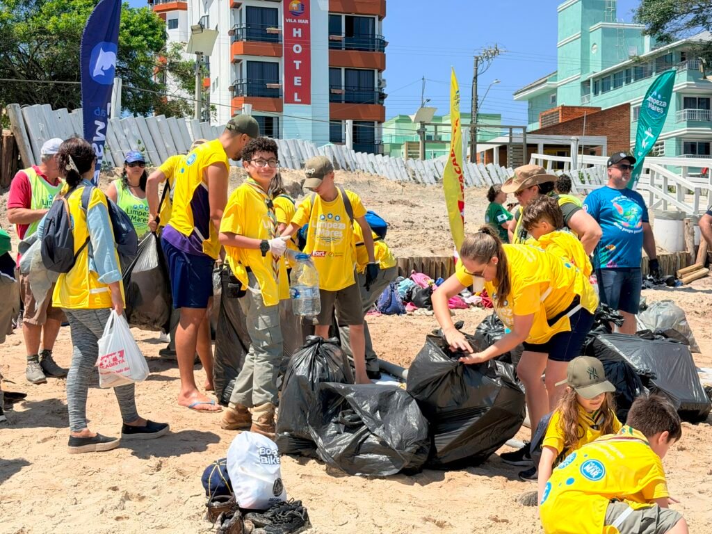 Crianças retiram mais de 1,8 tonelada de lixo da praia de Canasvieiras em manhã de Olimpíadas Escolares