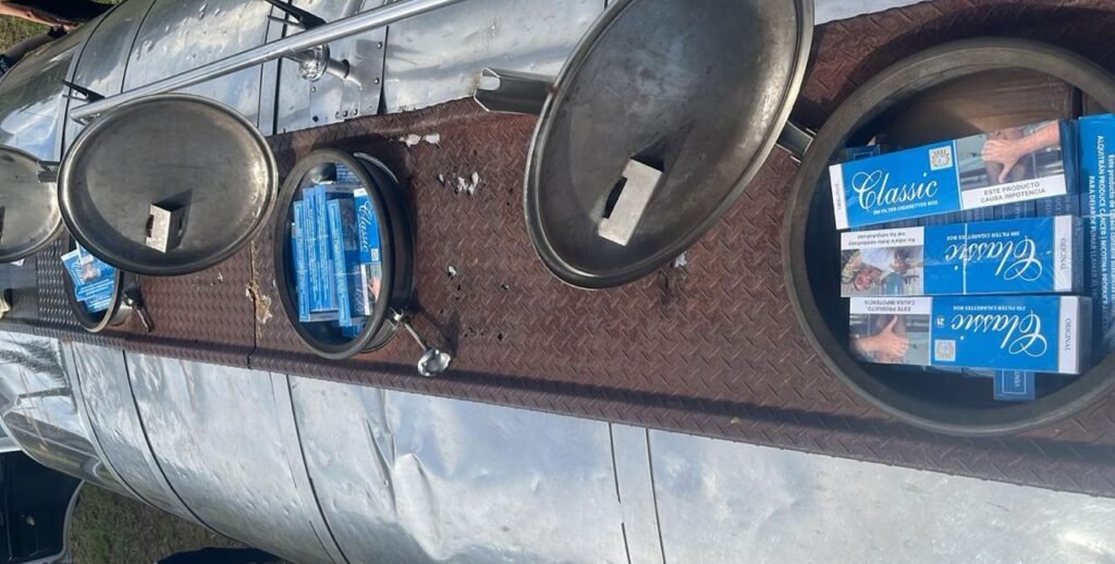 carga de cigarro em caminhao leiteiro