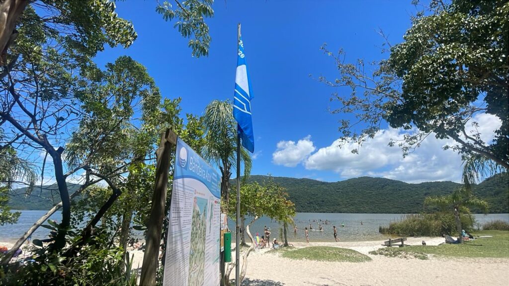 Bandeira azul na lagoa do peri