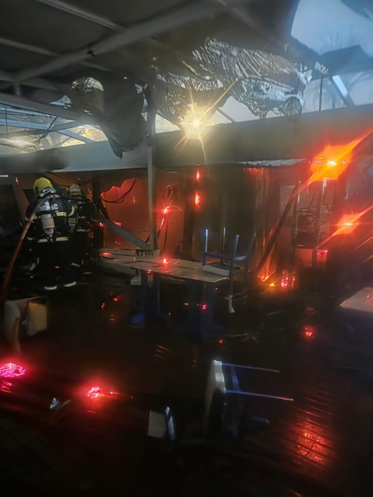 Restaurante em marina de Florianópolis pega fogo durante noite desta terça-feira
