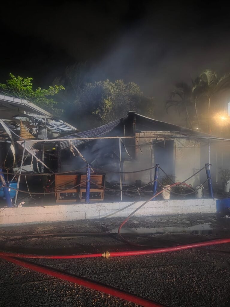 Restaurante em marina de Florianópolis pega fogo durante noite desta terça-feira